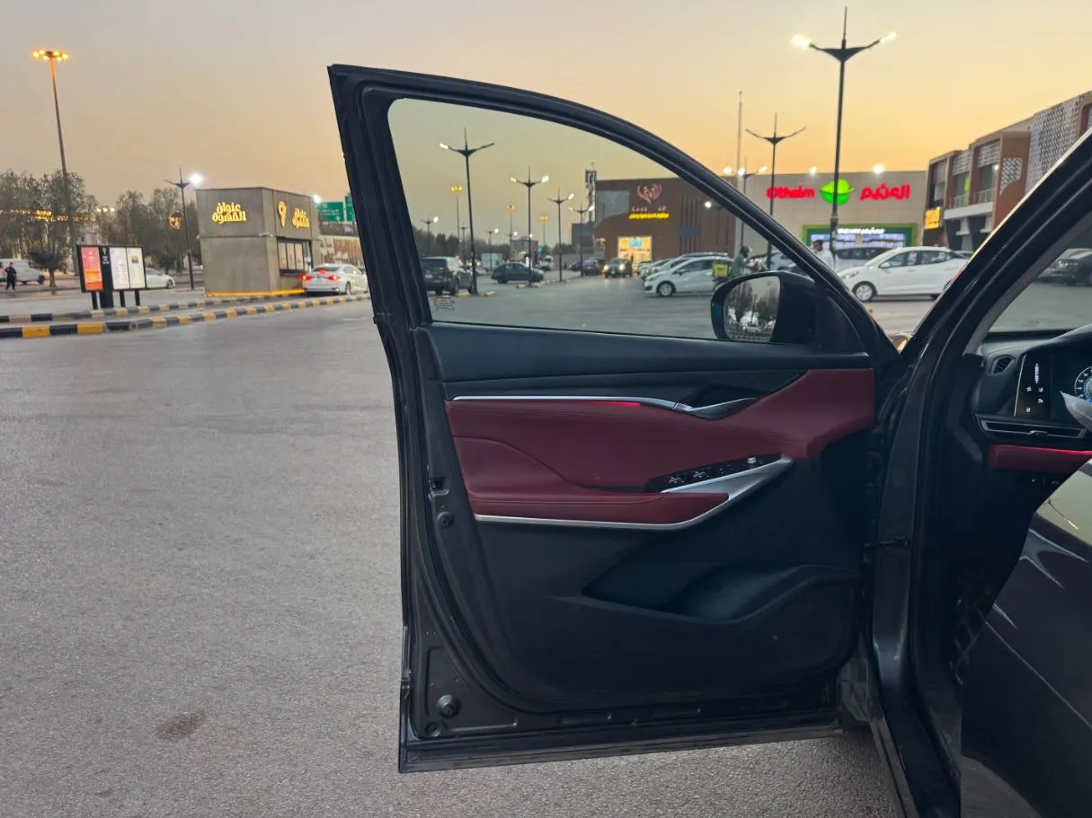 Car image 10