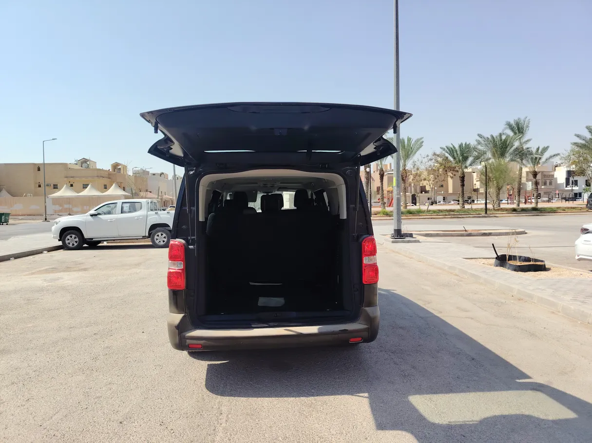 Car image 26