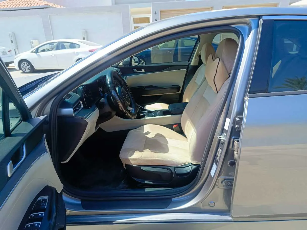 Car image 12