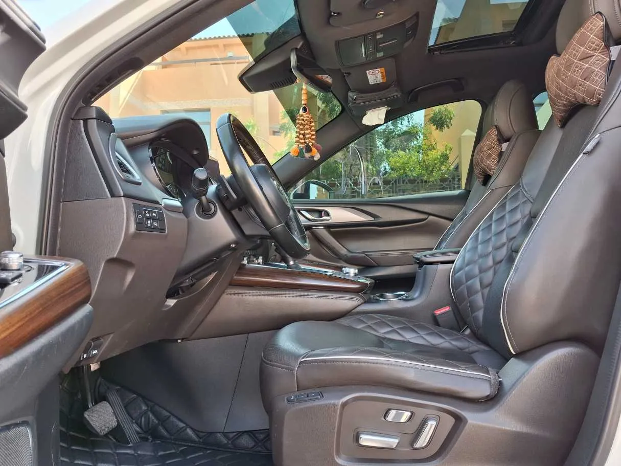 Car image 12