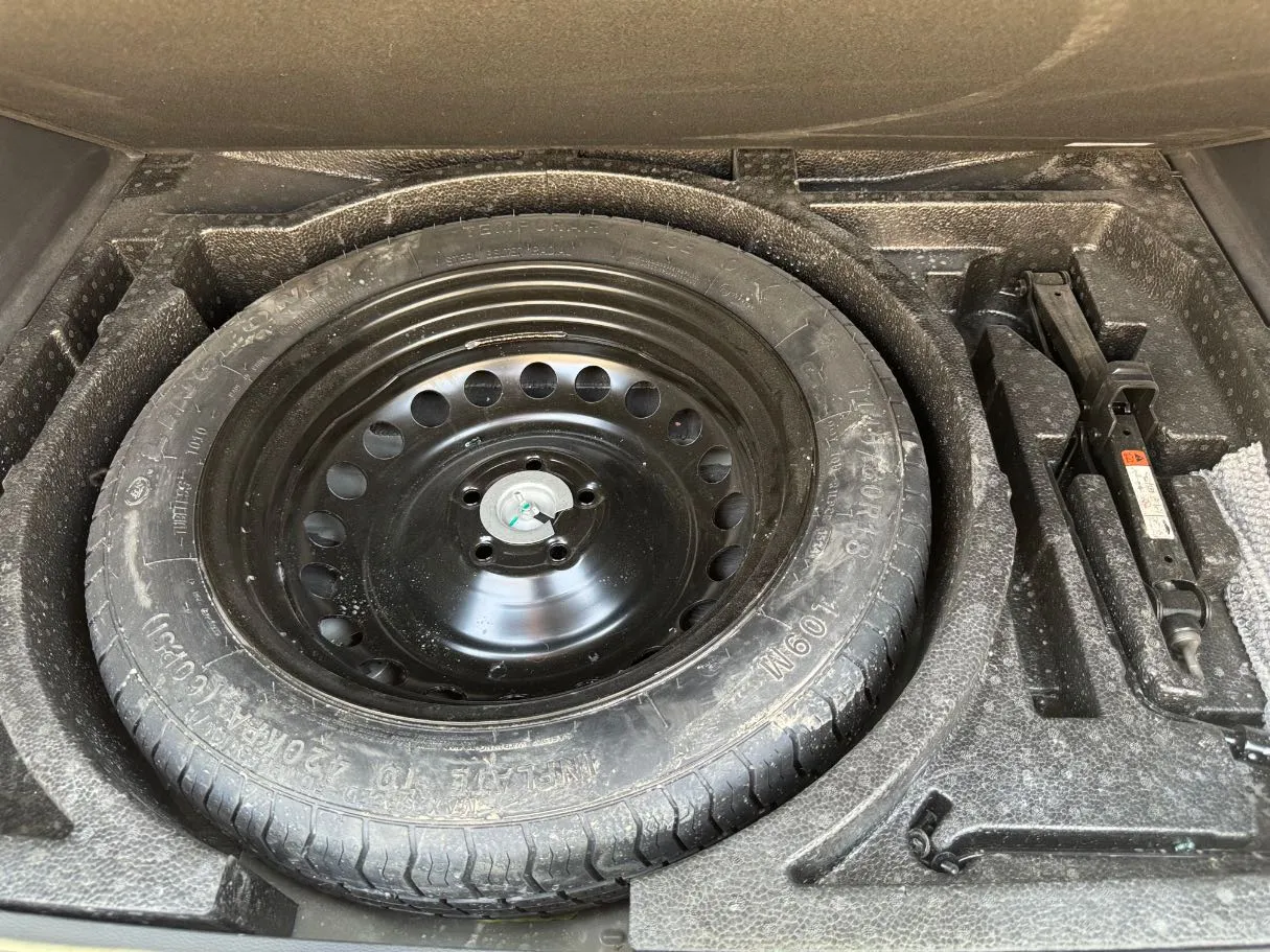 Car image 24
