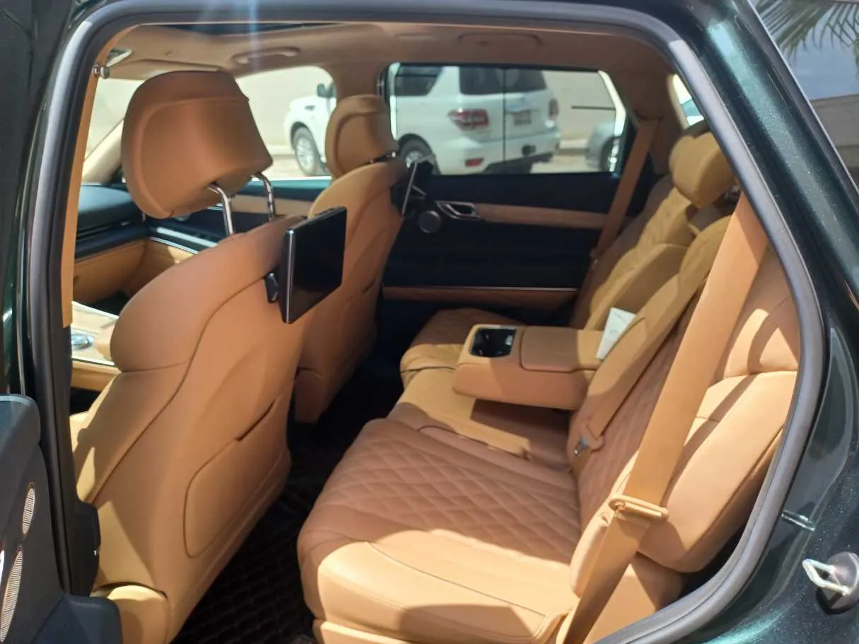 Car image 14