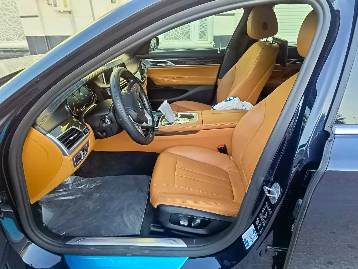 Car image 14