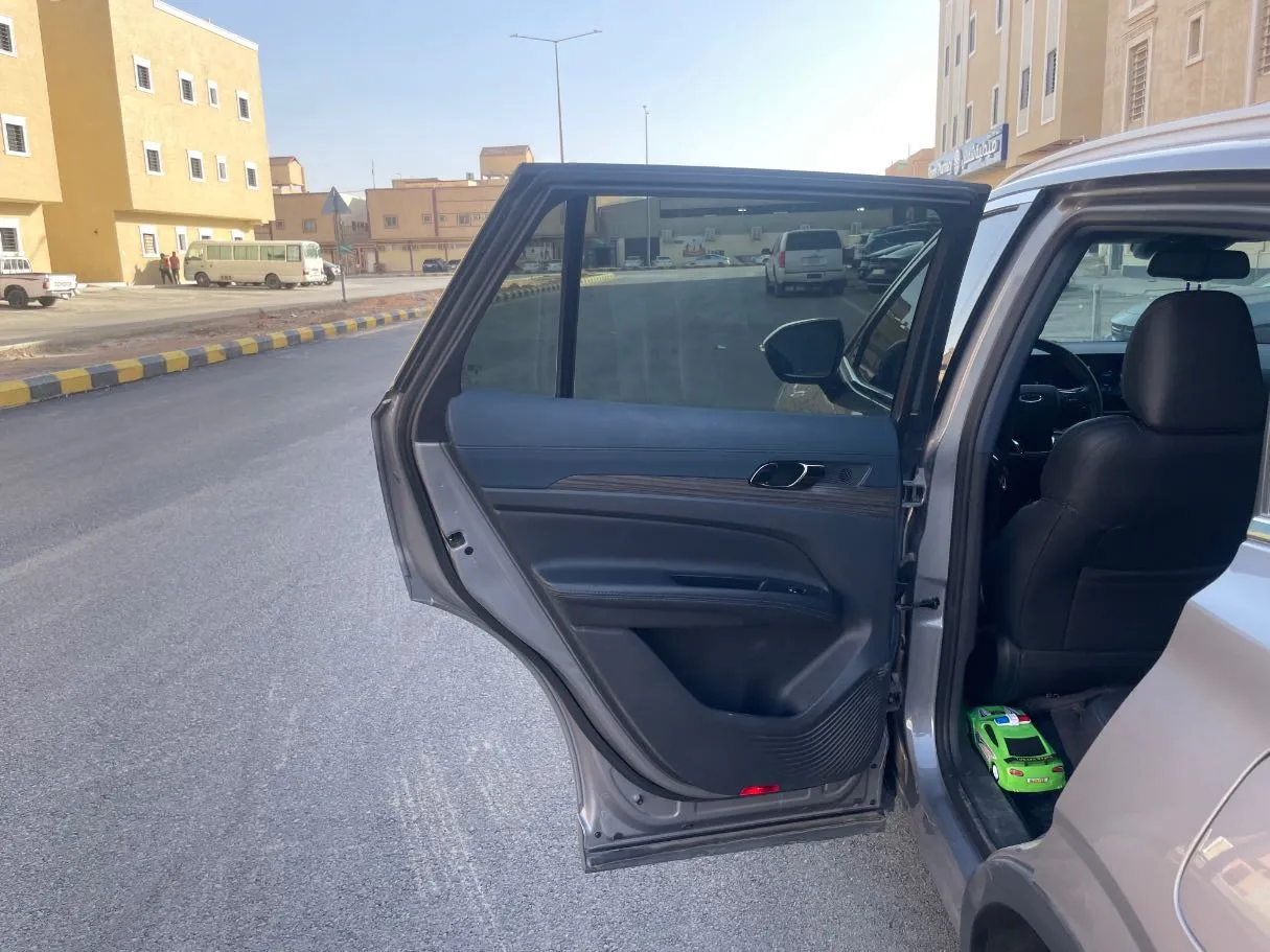 Car image 14