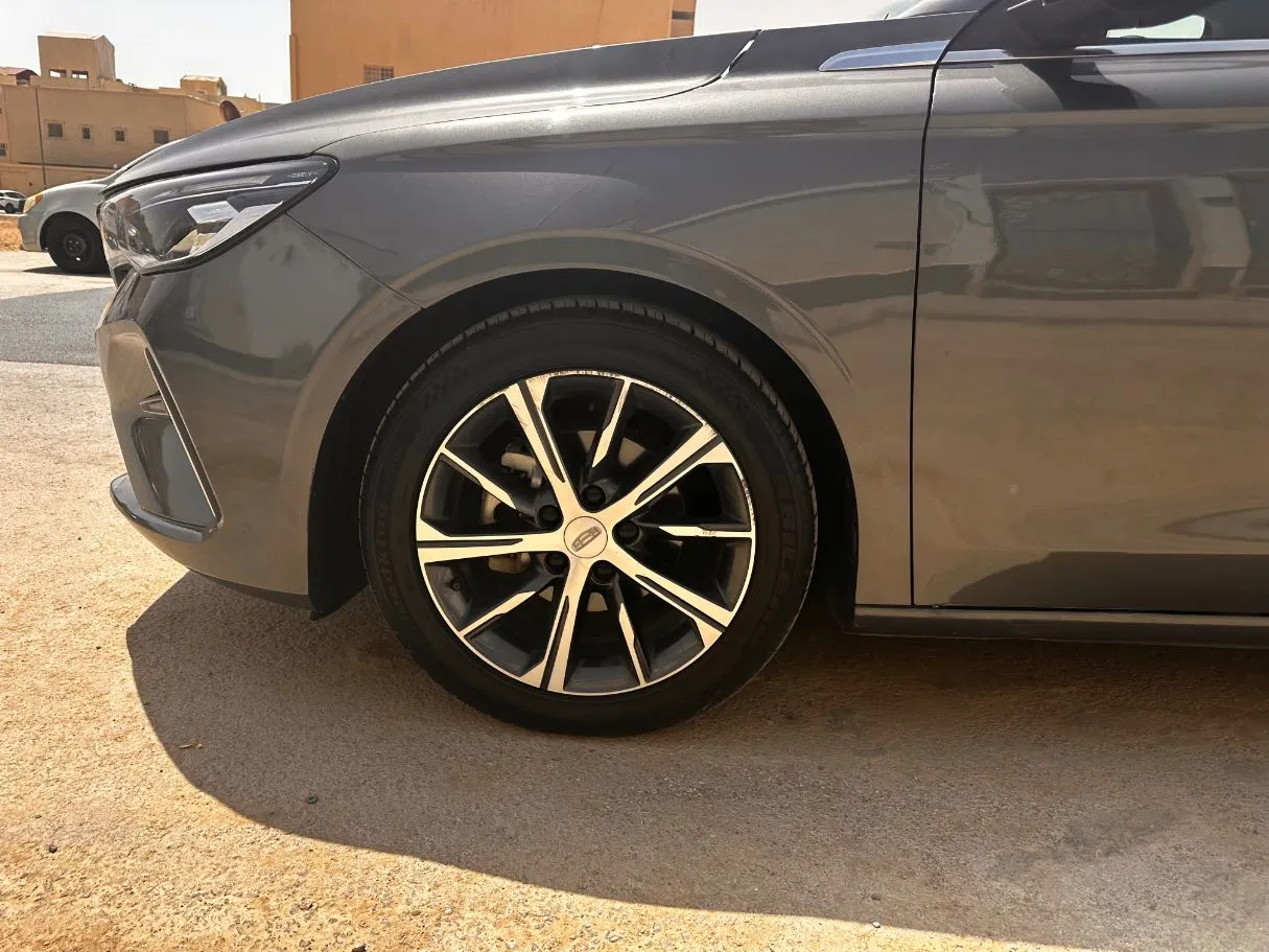 Car image 9