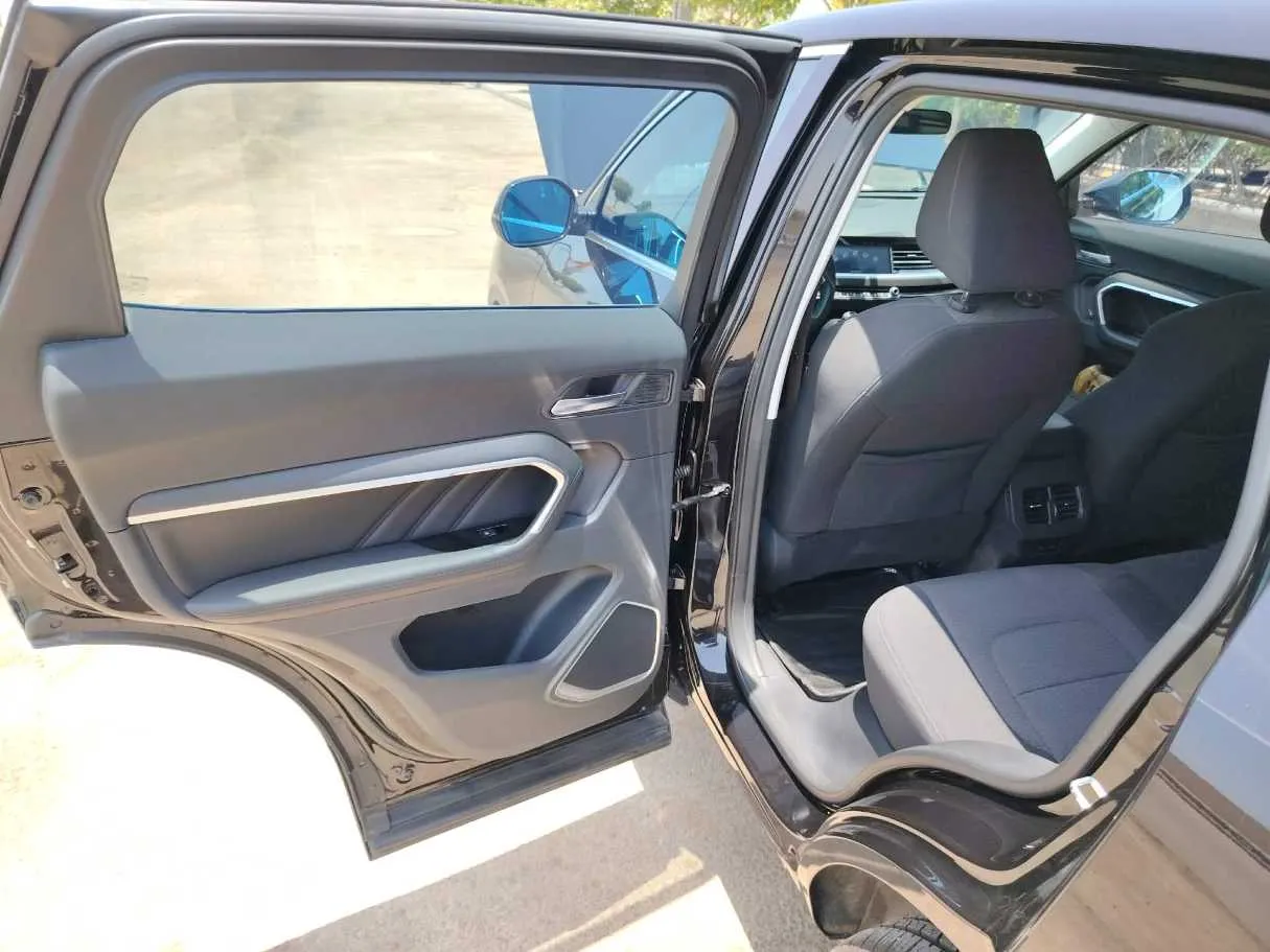 Car image 16