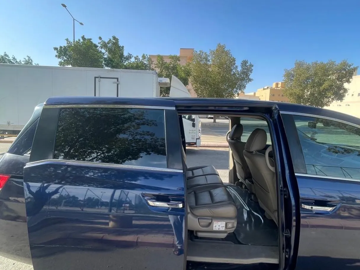 Car image 8