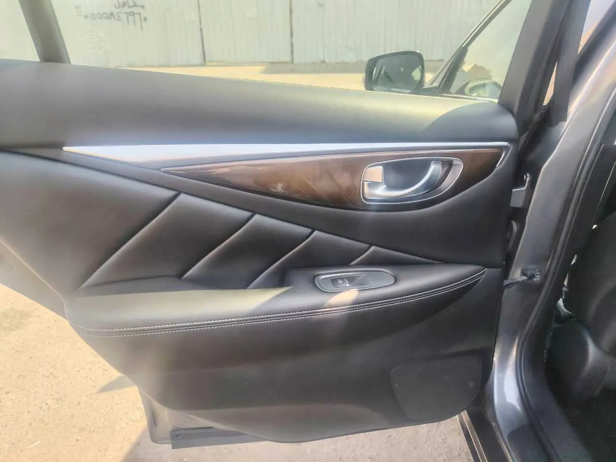 Car image 30