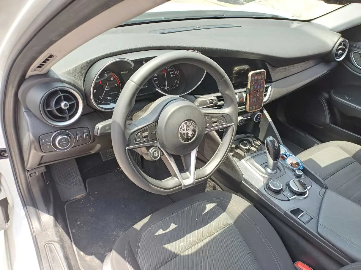 Car image 11