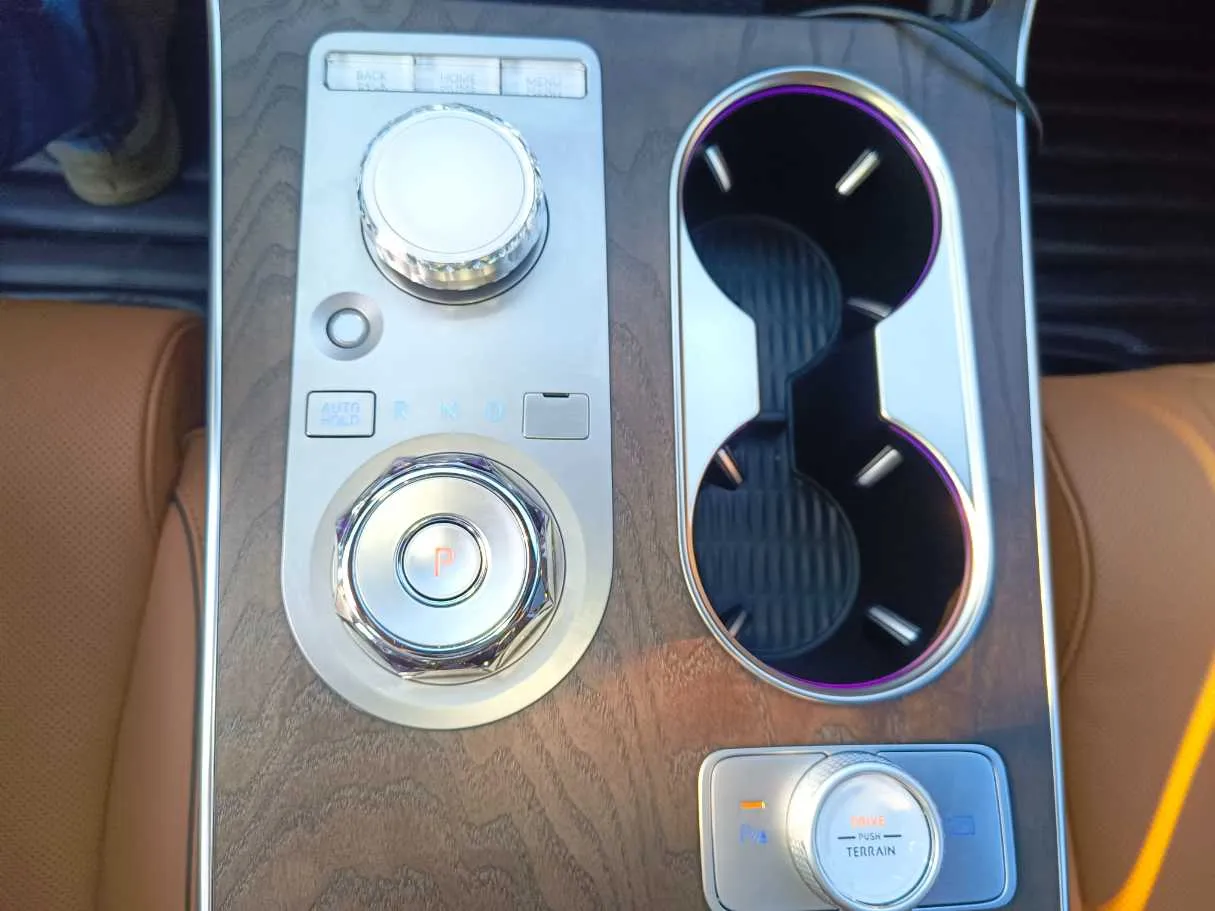 Car image 25