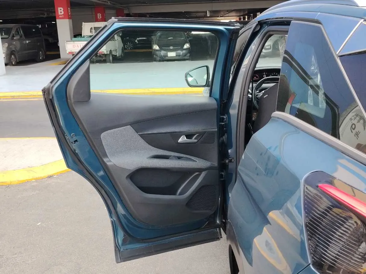 Car image 14