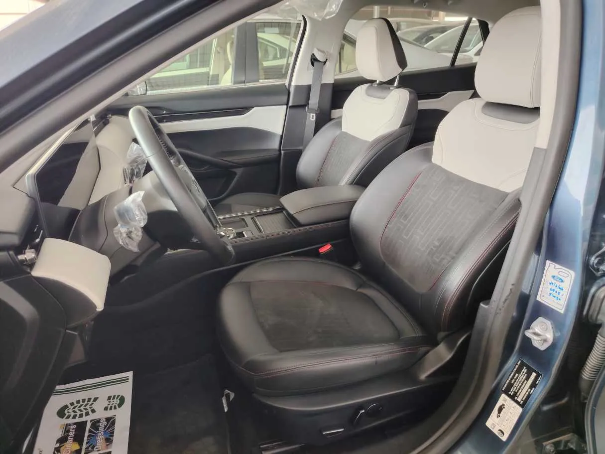 Car image 11