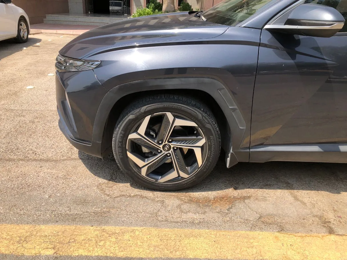 Car image 9