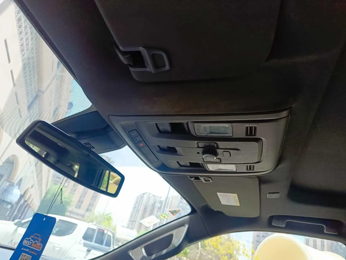 Car image 32