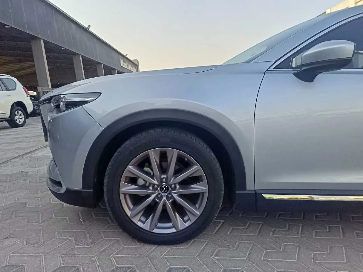 Car image 9