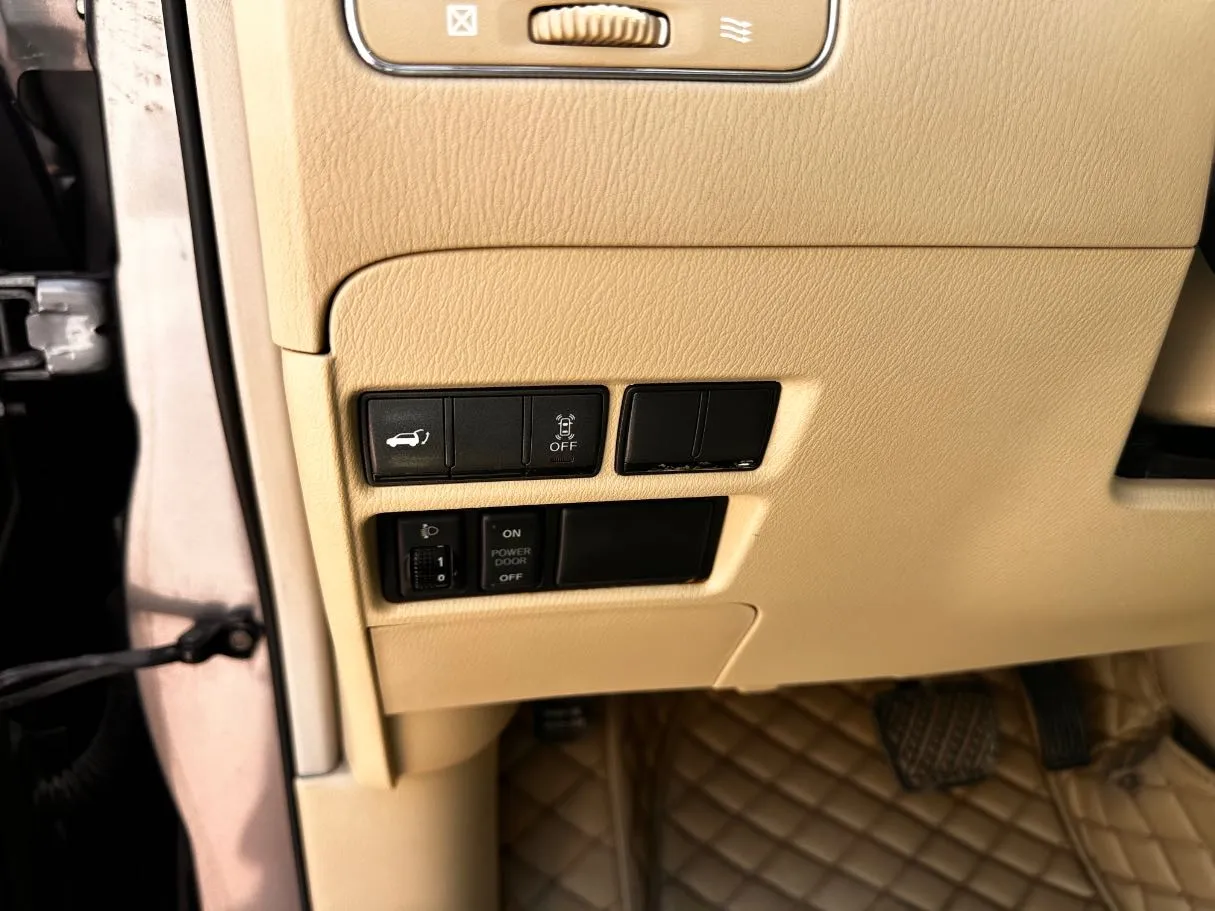 Car image 27