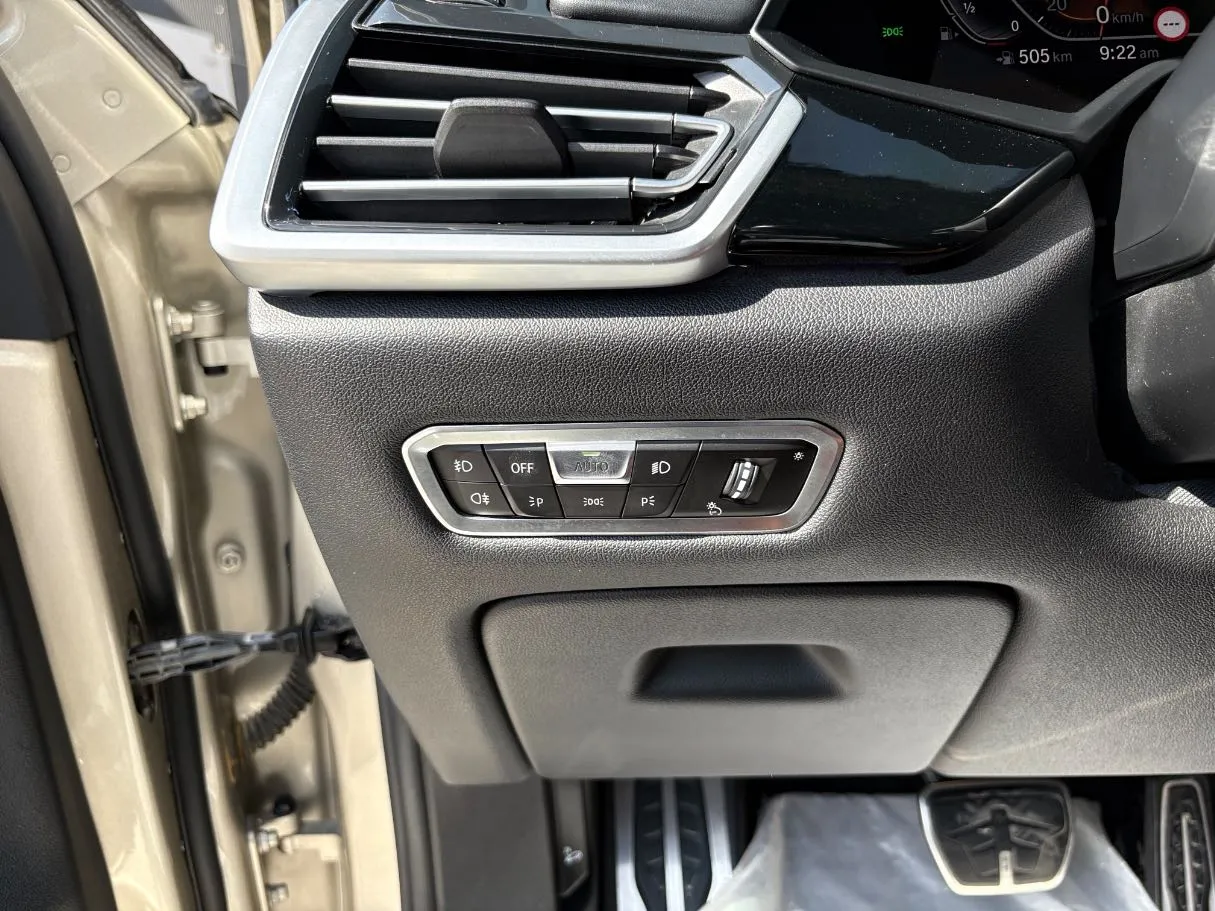 Car image 26