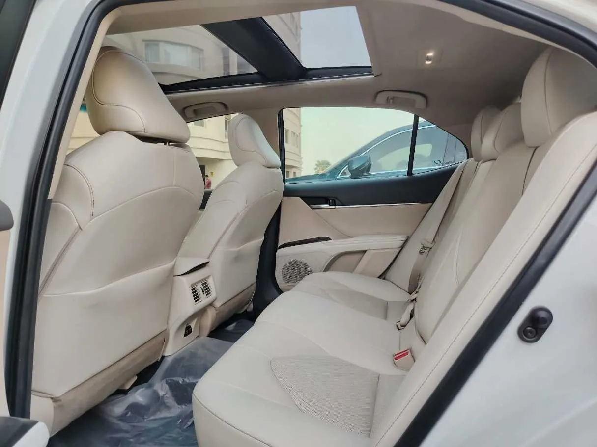 Car image 18
