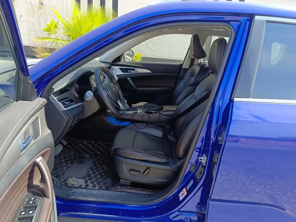 Car image 14
