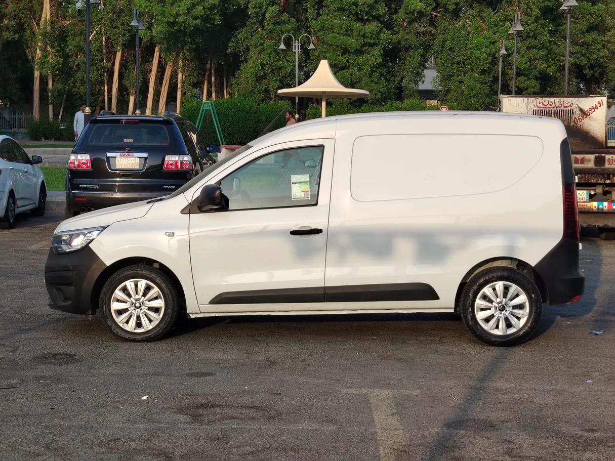 Car image 8