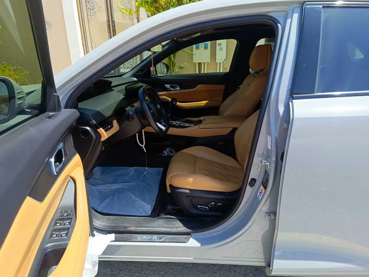 Car image 14