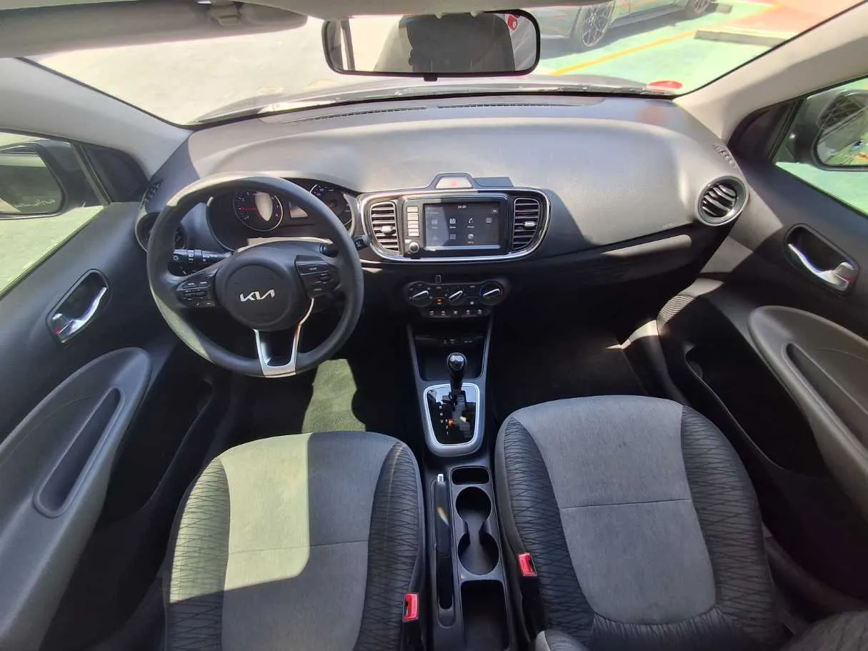 Car image 14