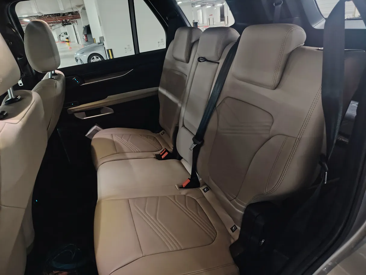 Car image 17