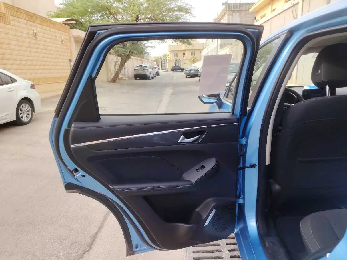 Car image 15