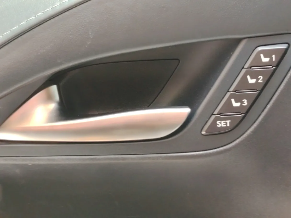 Car image 27