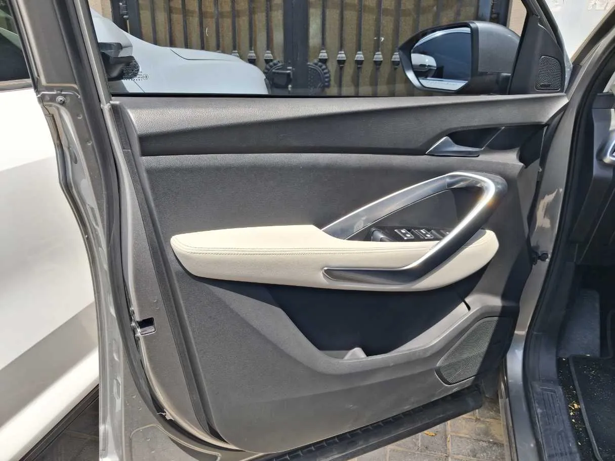 Car image 10