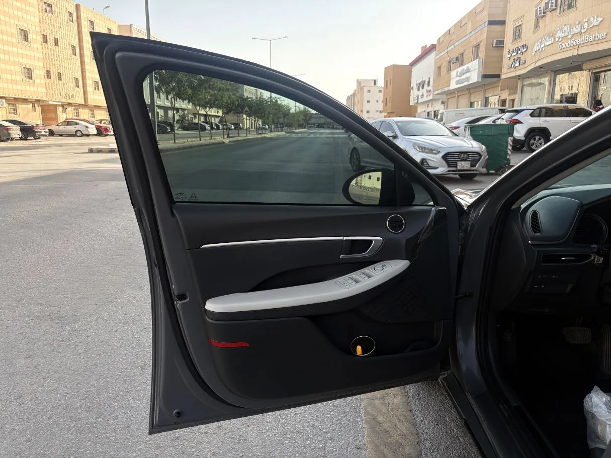 Car image 10