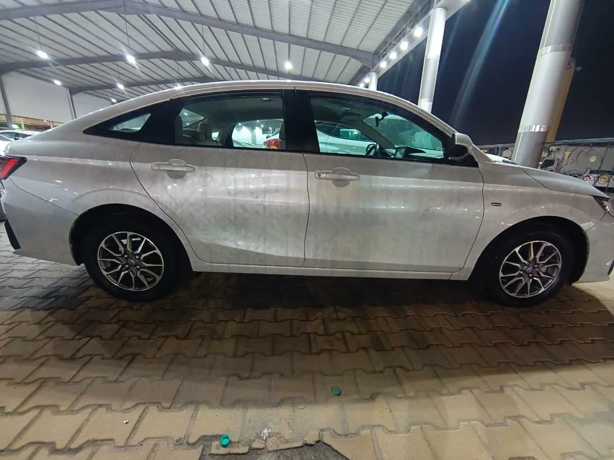 Car image 3