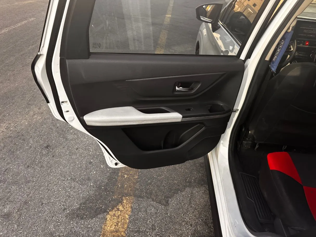 Car image 14