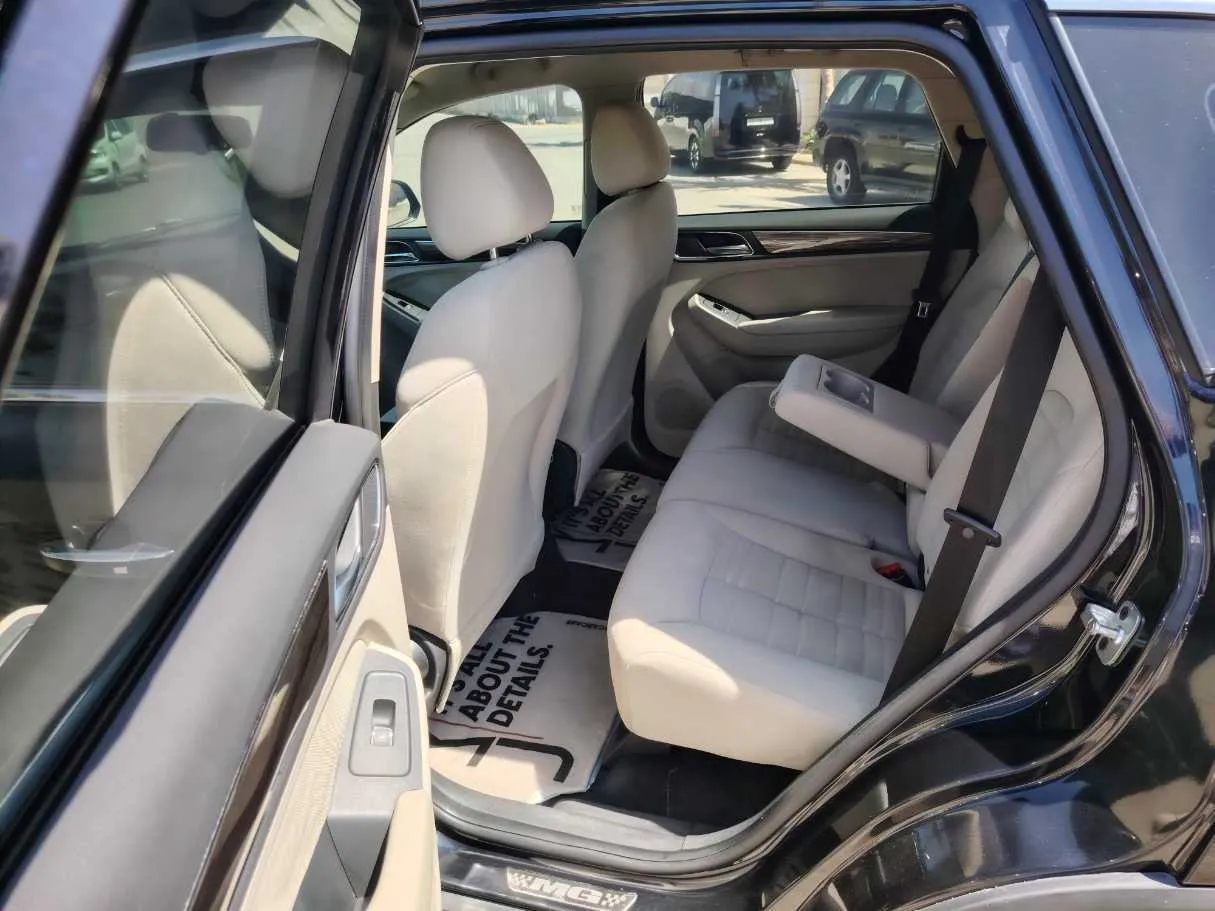 Car image 14