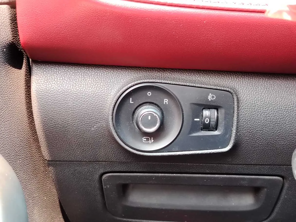 Car image 30