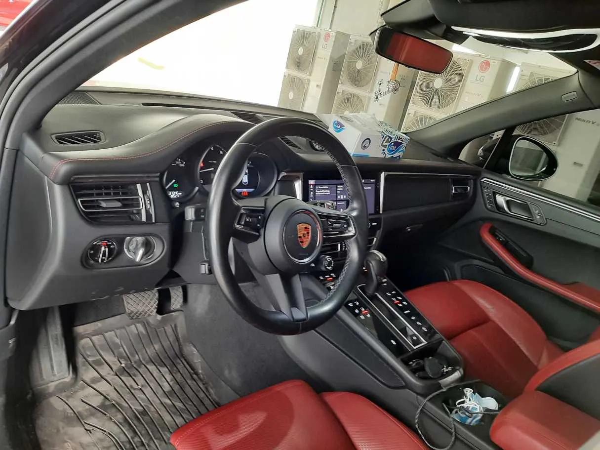Car image 11