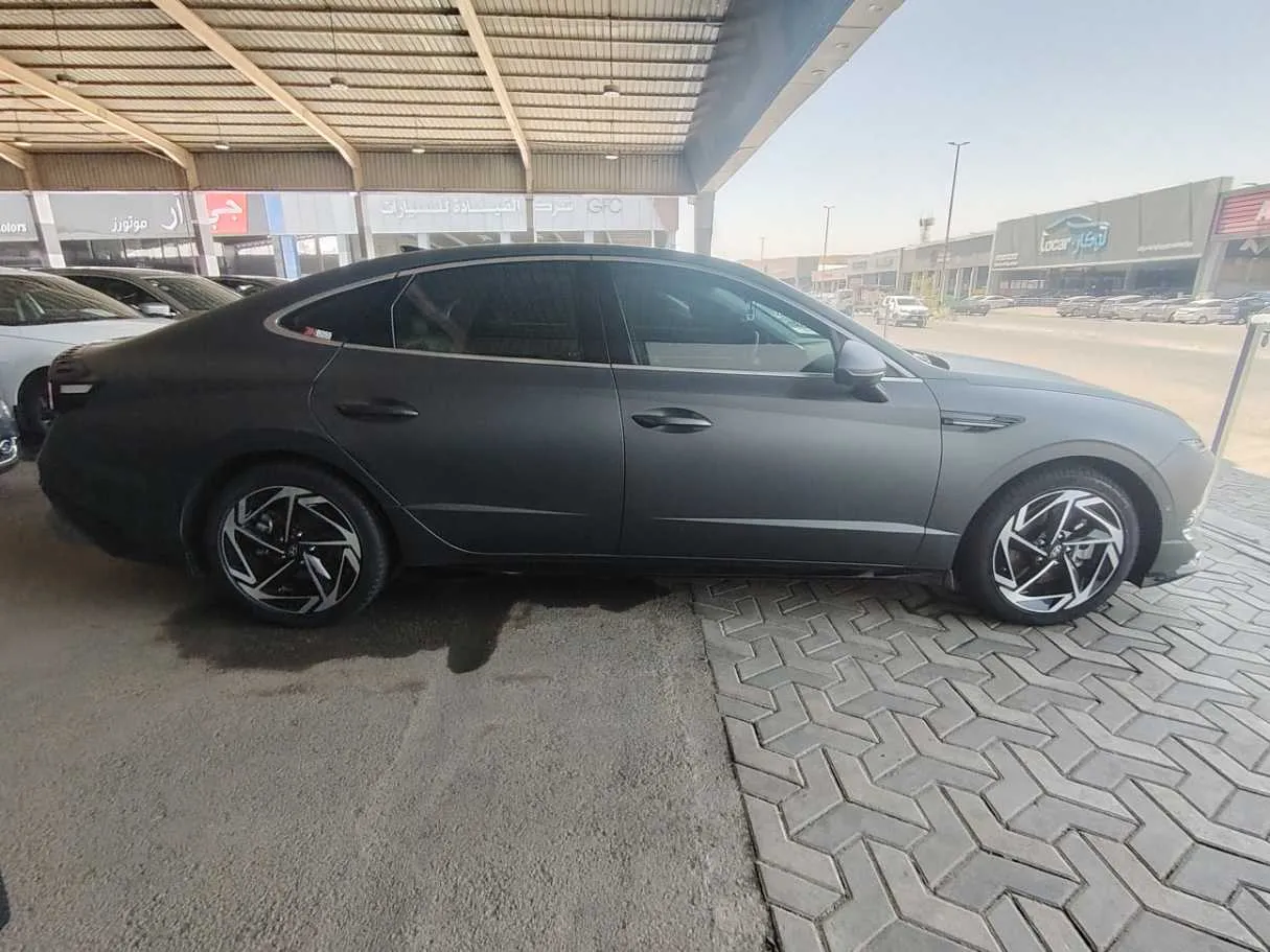 Car image 4