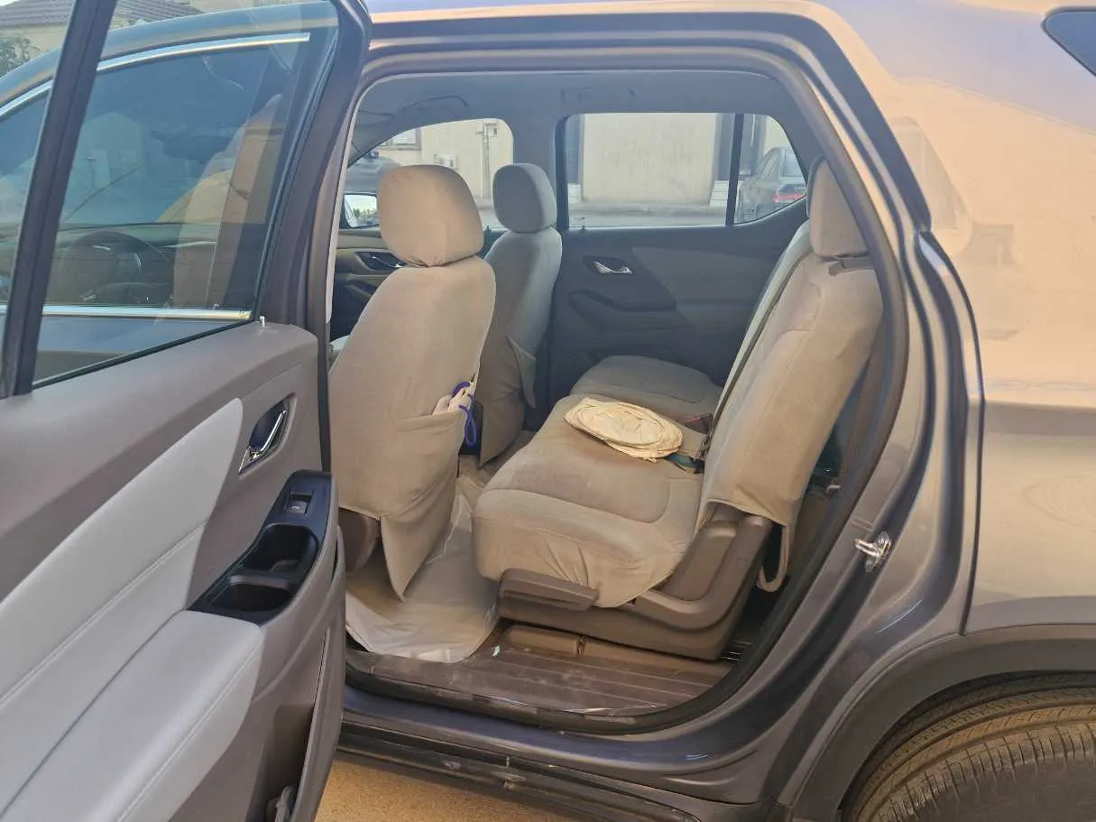 Car image 14