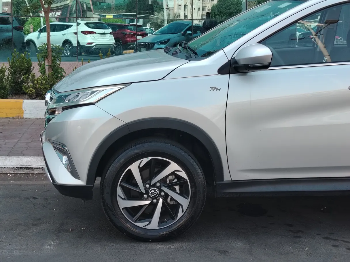 Car image 9