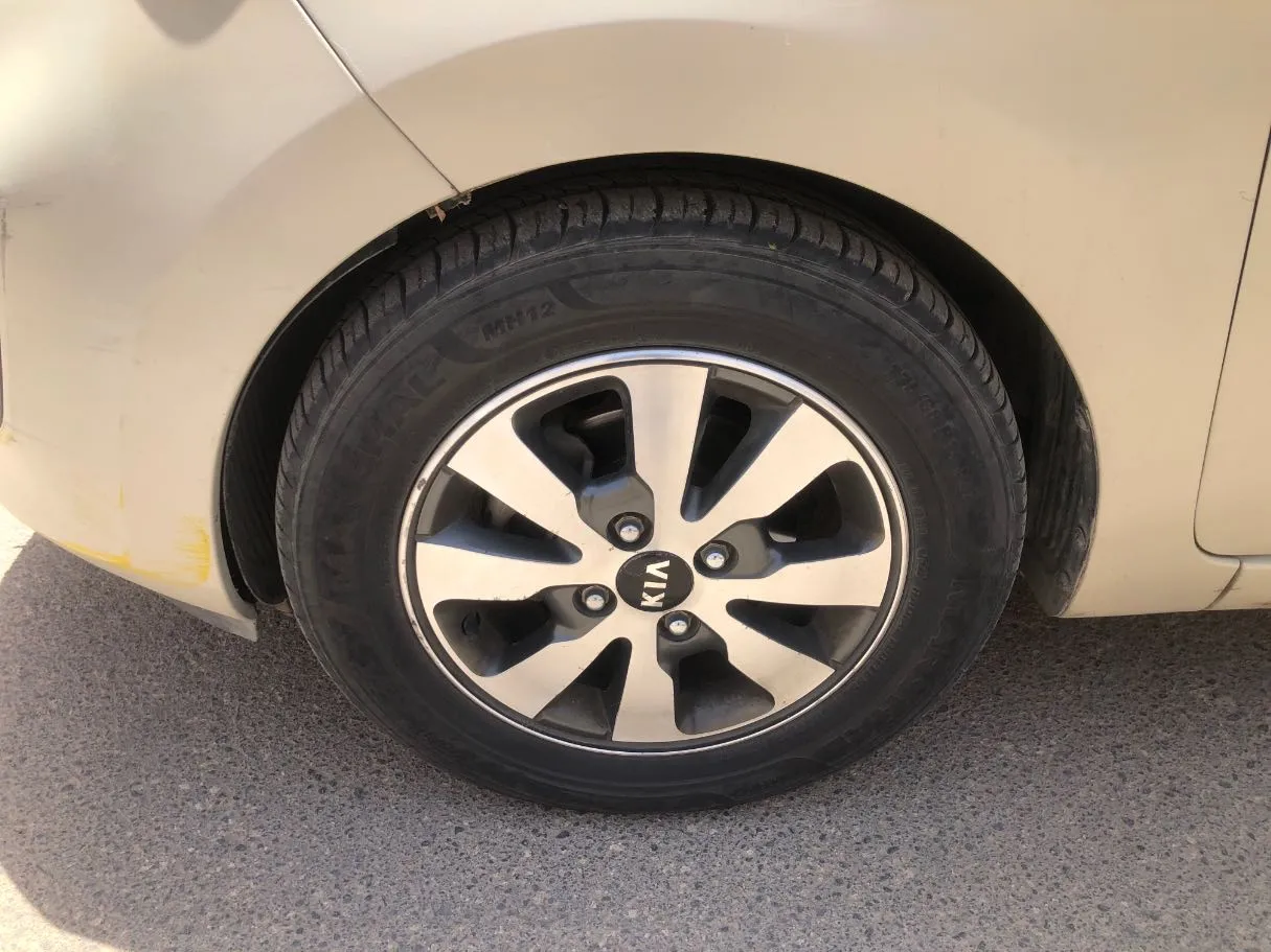 Car image 10