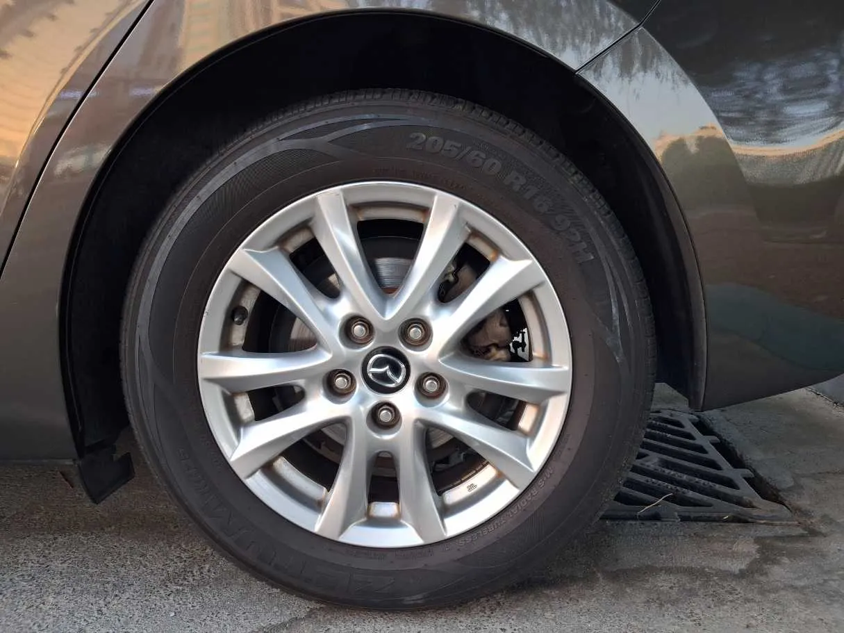 Car image 9
