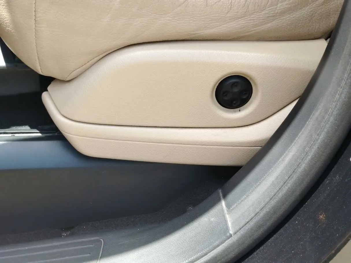 Car image 30