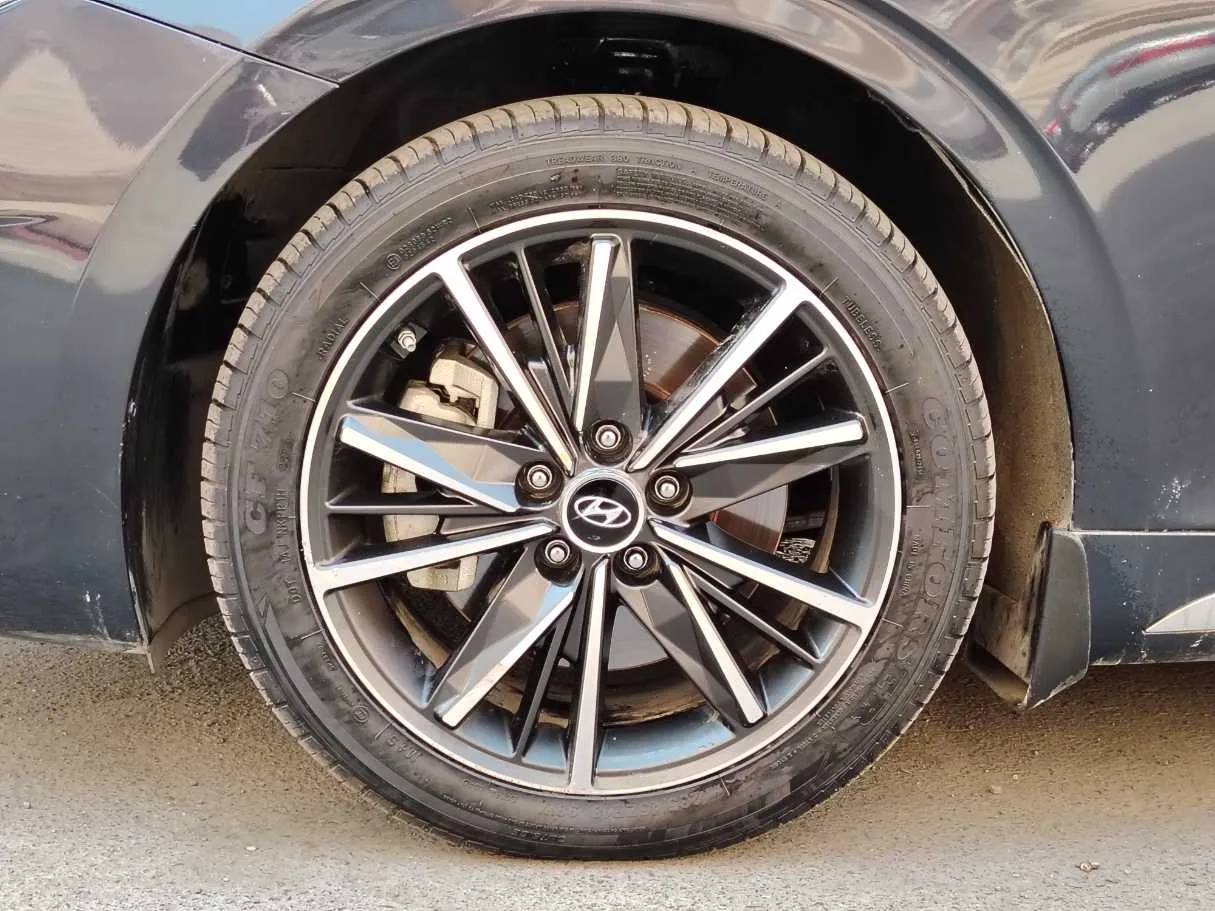 Car image 10
