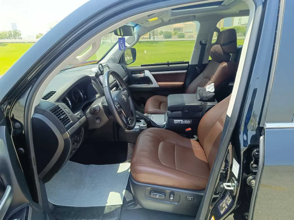 Car image 14