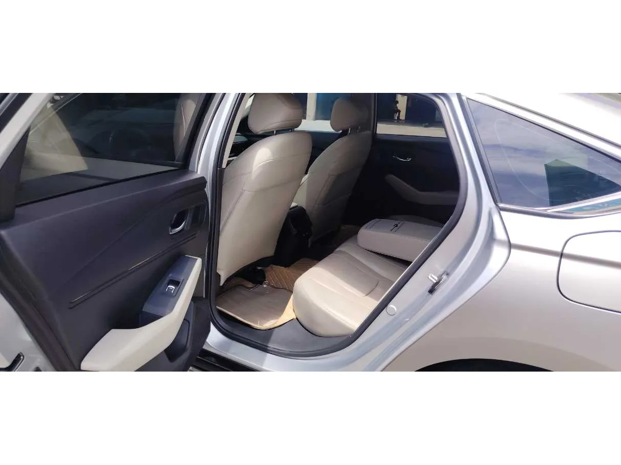 Car image 14