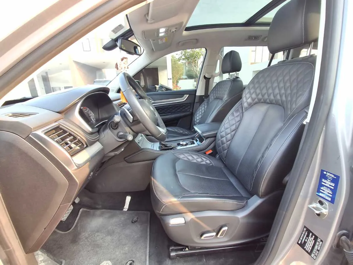 Car image 12