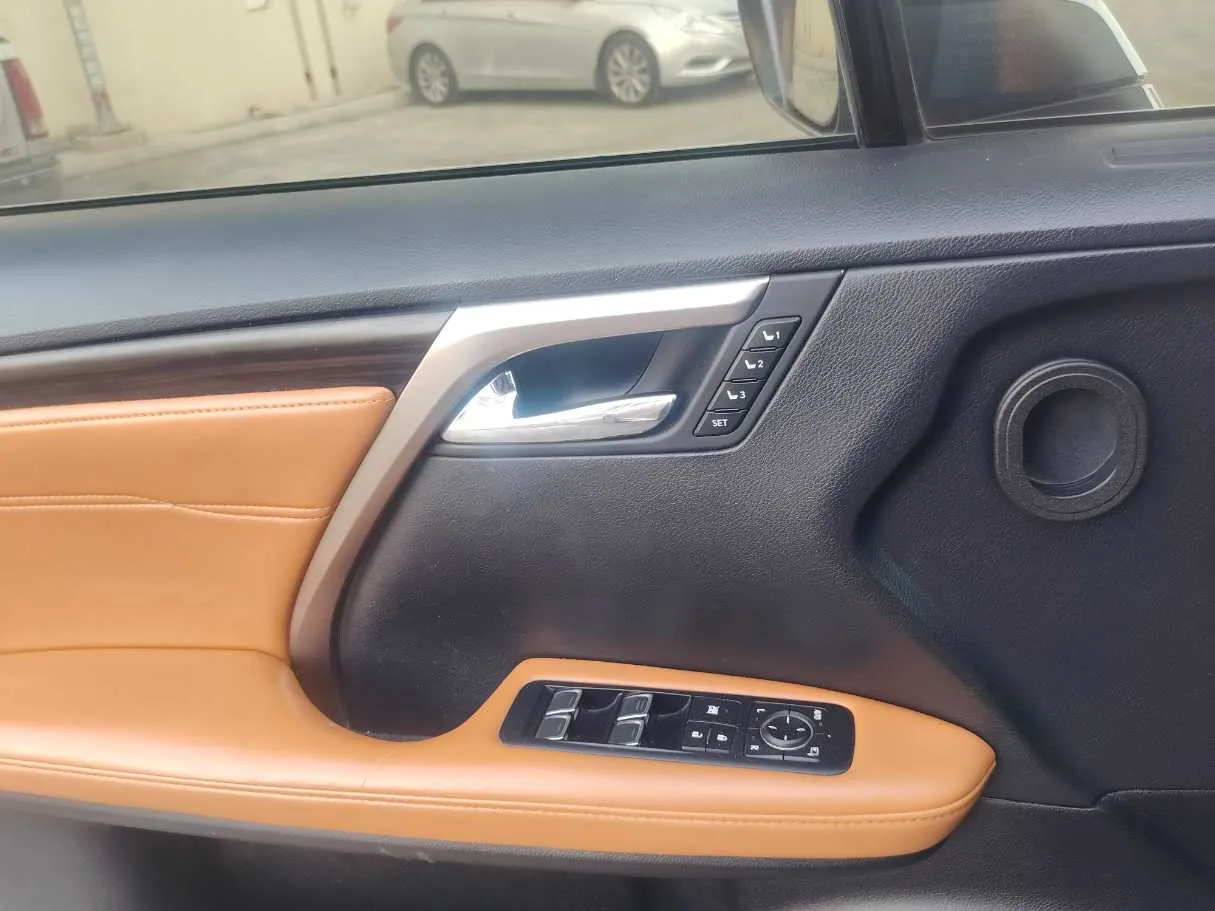 Car image 24
