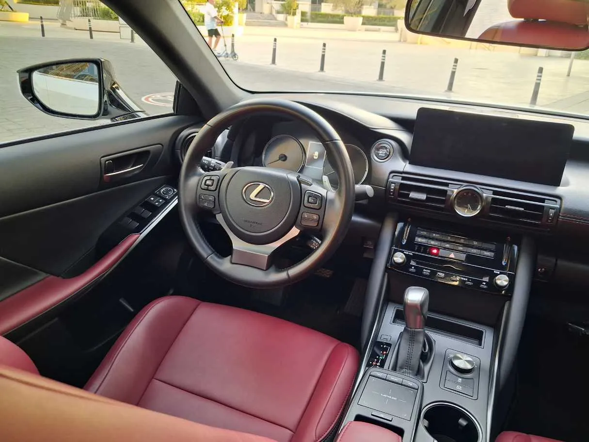 Car image 16