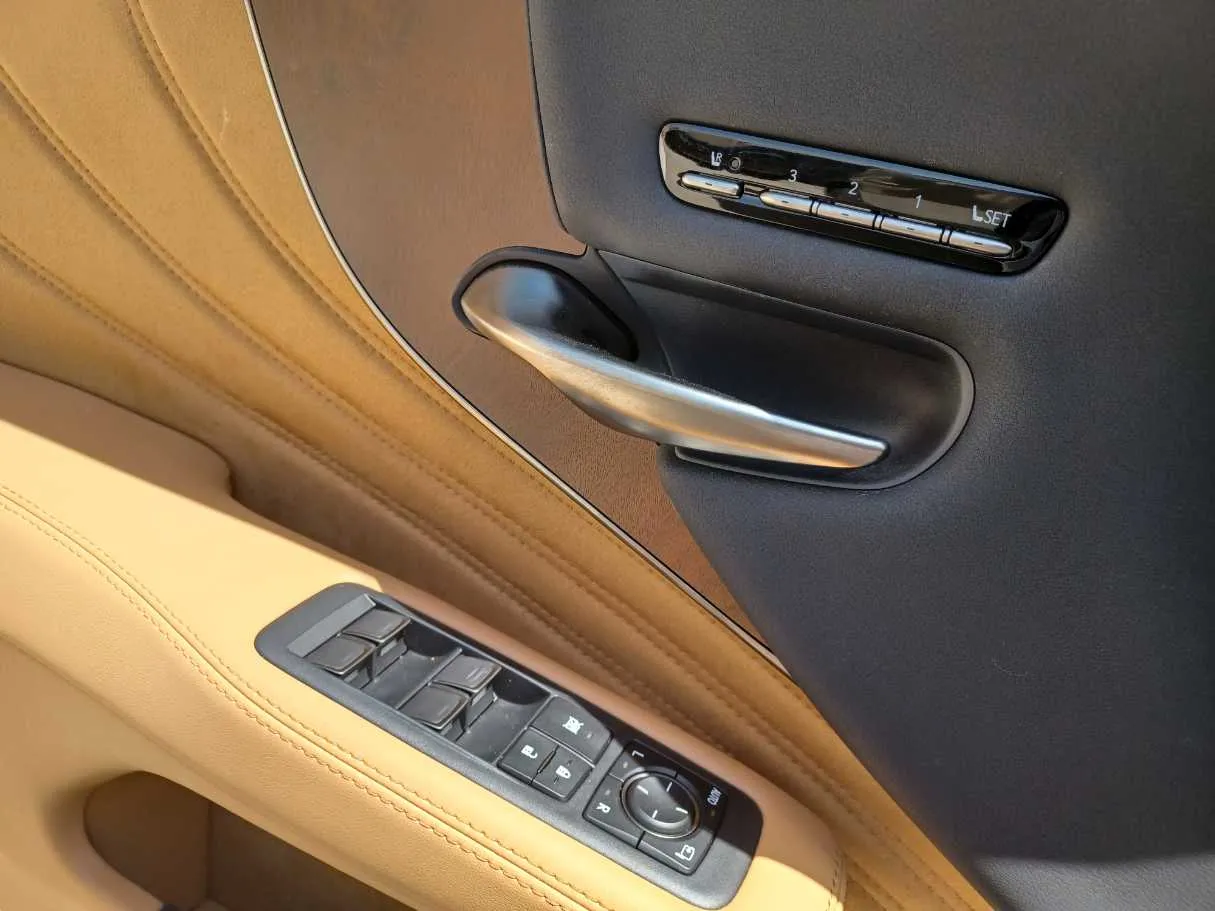 Car image 25