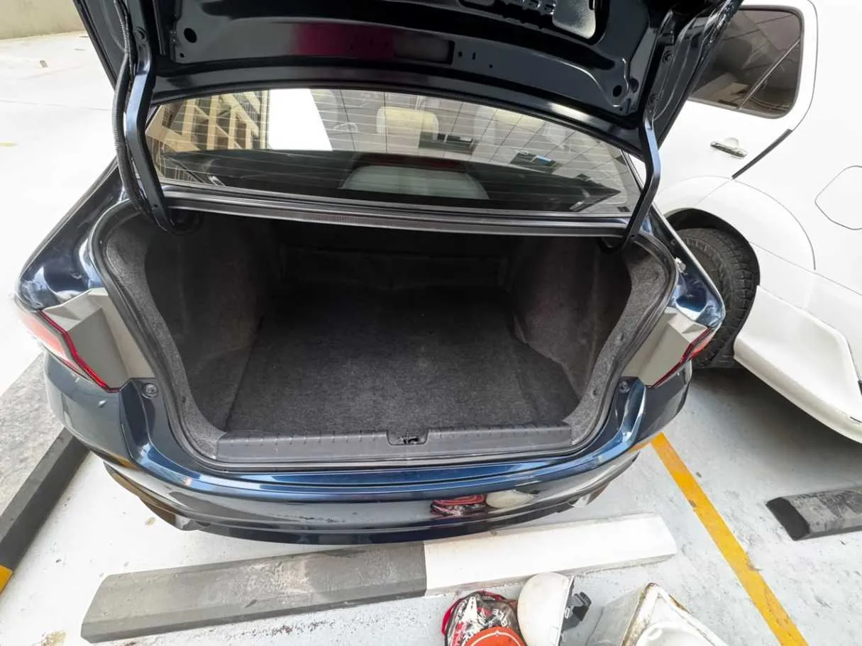 Car image 8